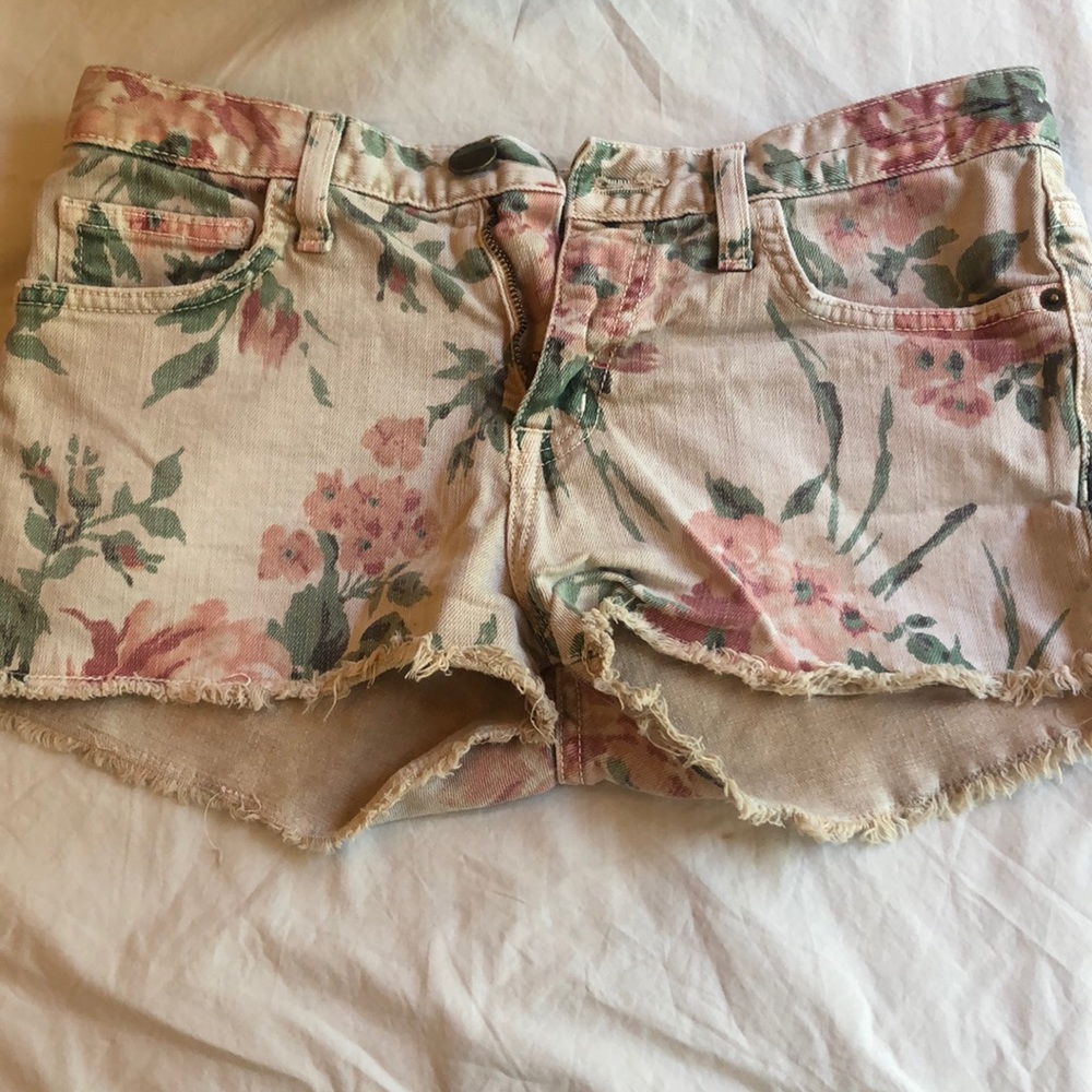 Floral print shorts!